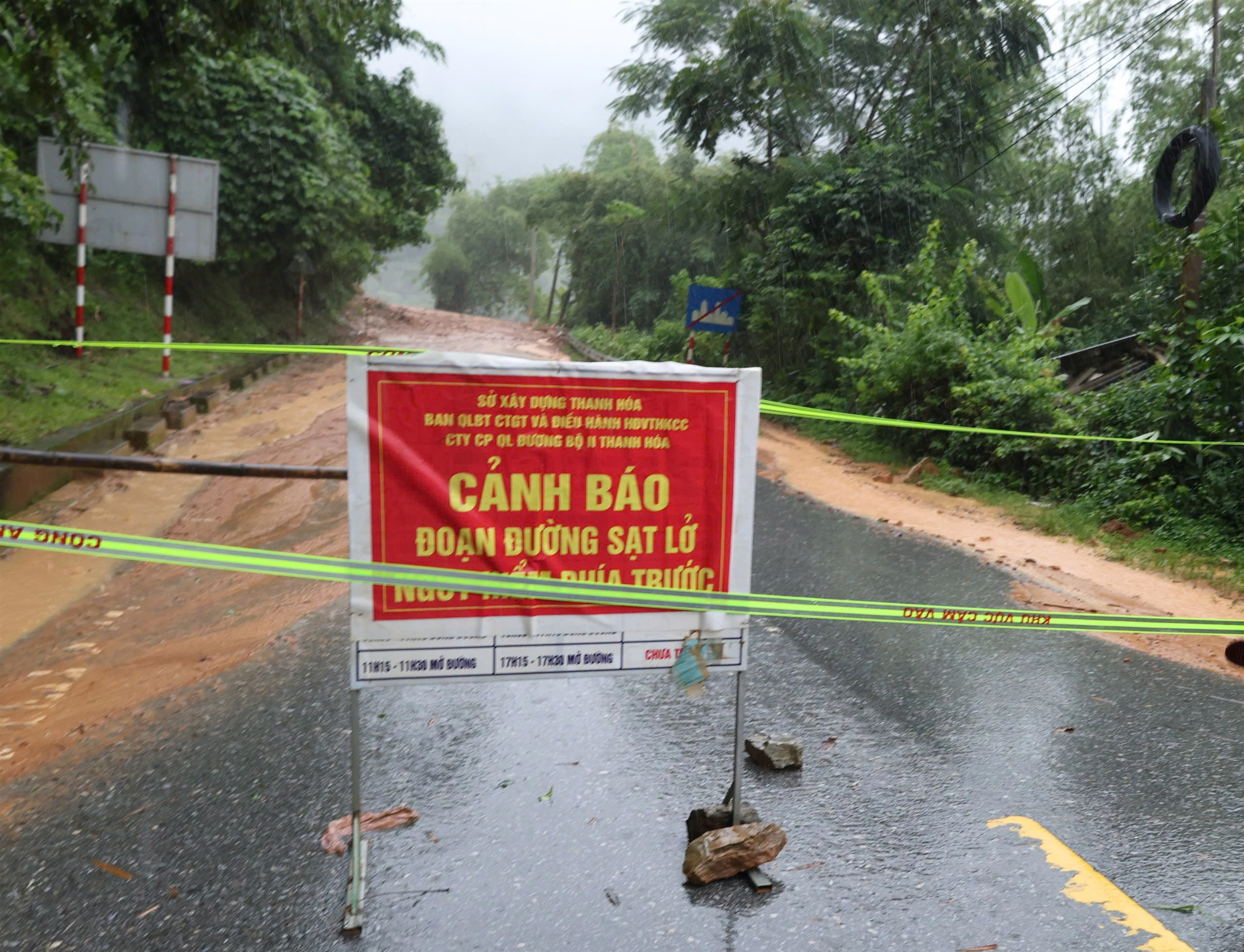 Mưa lớn kéo dài, nhiều xã miền núi Thanh Hóa sạt lở, ngập lụt, giao thông chia cắt