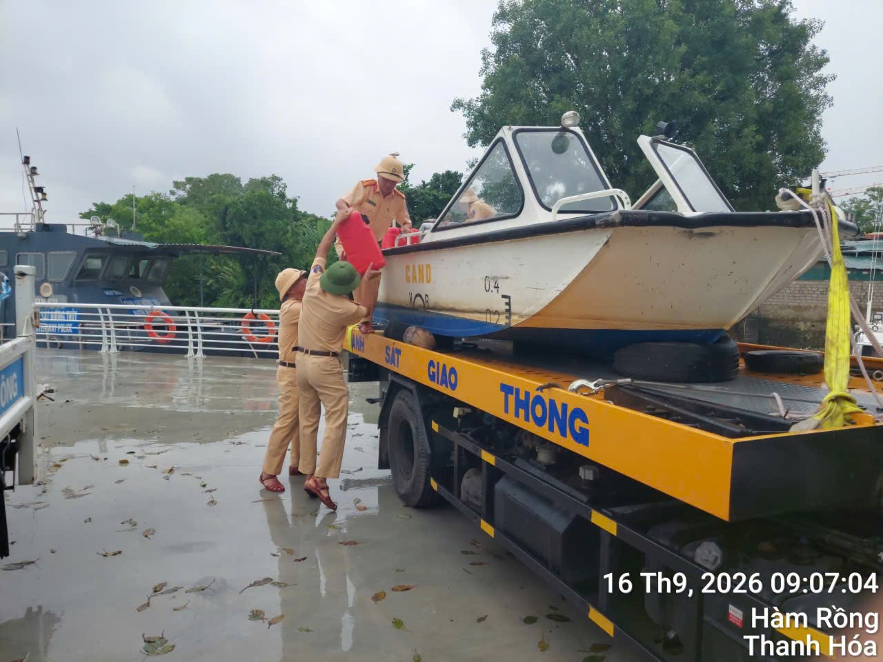 Giữ đường thông, bảo đảm an toàn giữa mưa lũ