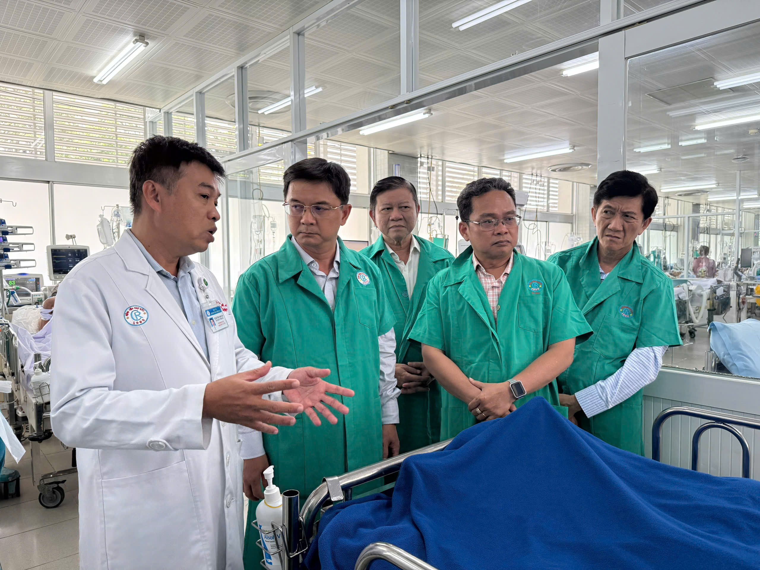 Phó Chủ tịch UBND TP Hồ Chí Minh thăm hỏi 5 nạn nhân vụ cháy nhà ở phường Chợ Lớn