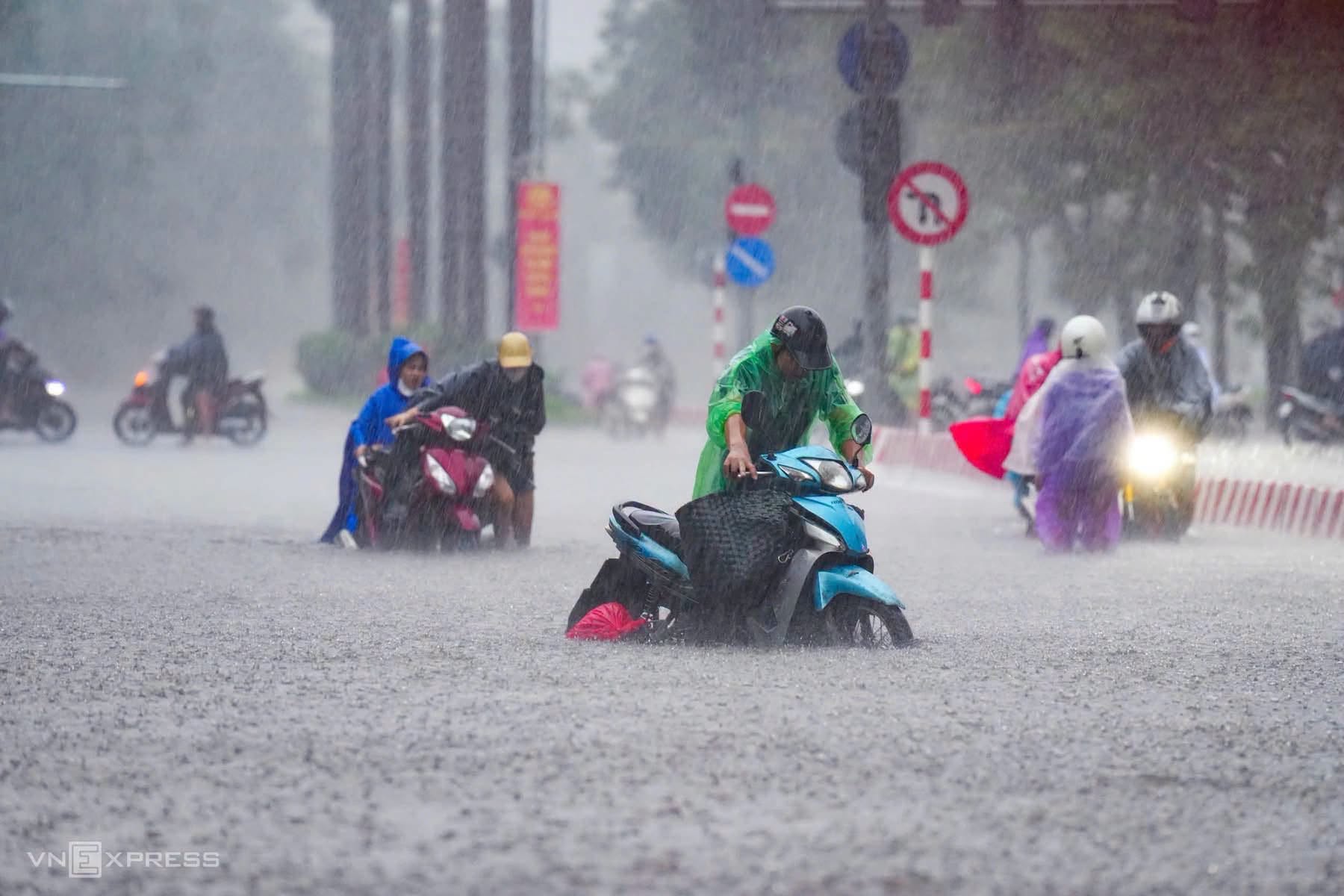 Mưa lớn kéo dài, Hà Nội yêu cầu các trường chủ động phương án dạy học