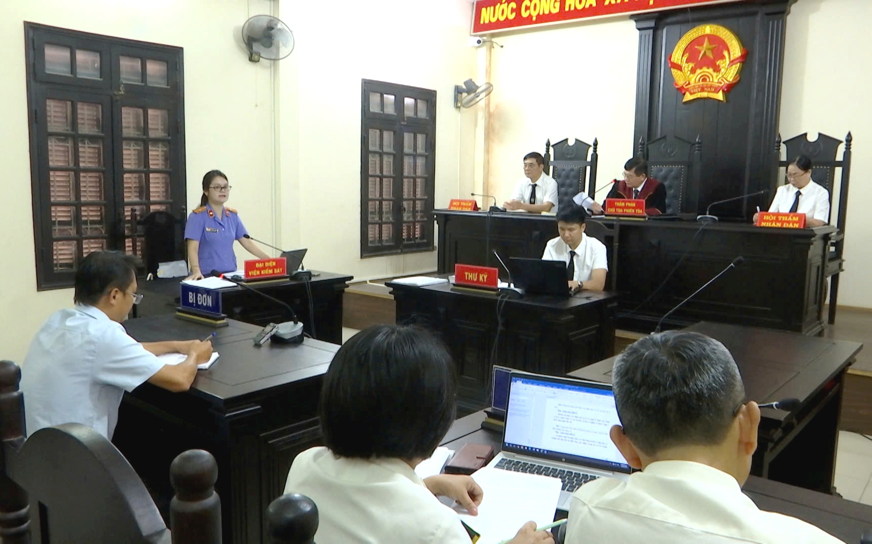 Tòa chấp nhận yêu cầu của Viện kiểm sát, buộc 2 doanh nghiệp nộp hơn 3 tỉ đồng tiền thuế
