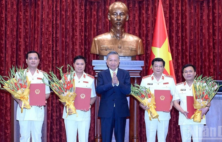 Trao quyết định bổ nhiệm chức danh Kiểm sát viên Viện Kiểm sát nhân dân tối cao