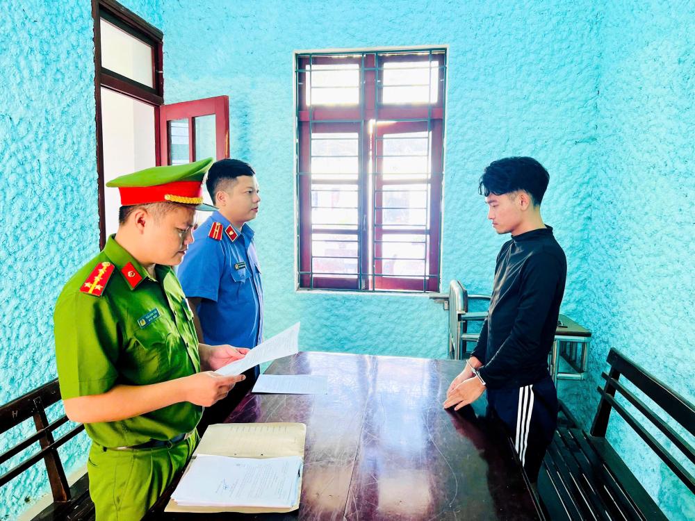 Phê chuẩn khởi tố đối tượng vận chuyển hơn 1 tạ pháo