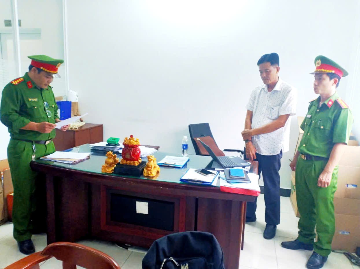 Khởi tố Phó Giám đốc cùng 2 thuộc cấp tội “Gây ô nhiễm môi trường”
