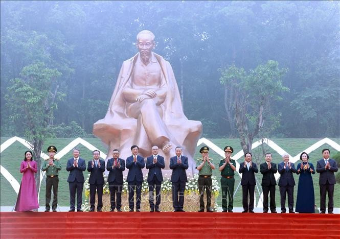 Tổng Bí thư, Chủ tịch nước dự Lễ khánh thành Tượng đài Bác Hồ với Ngày hội non sông