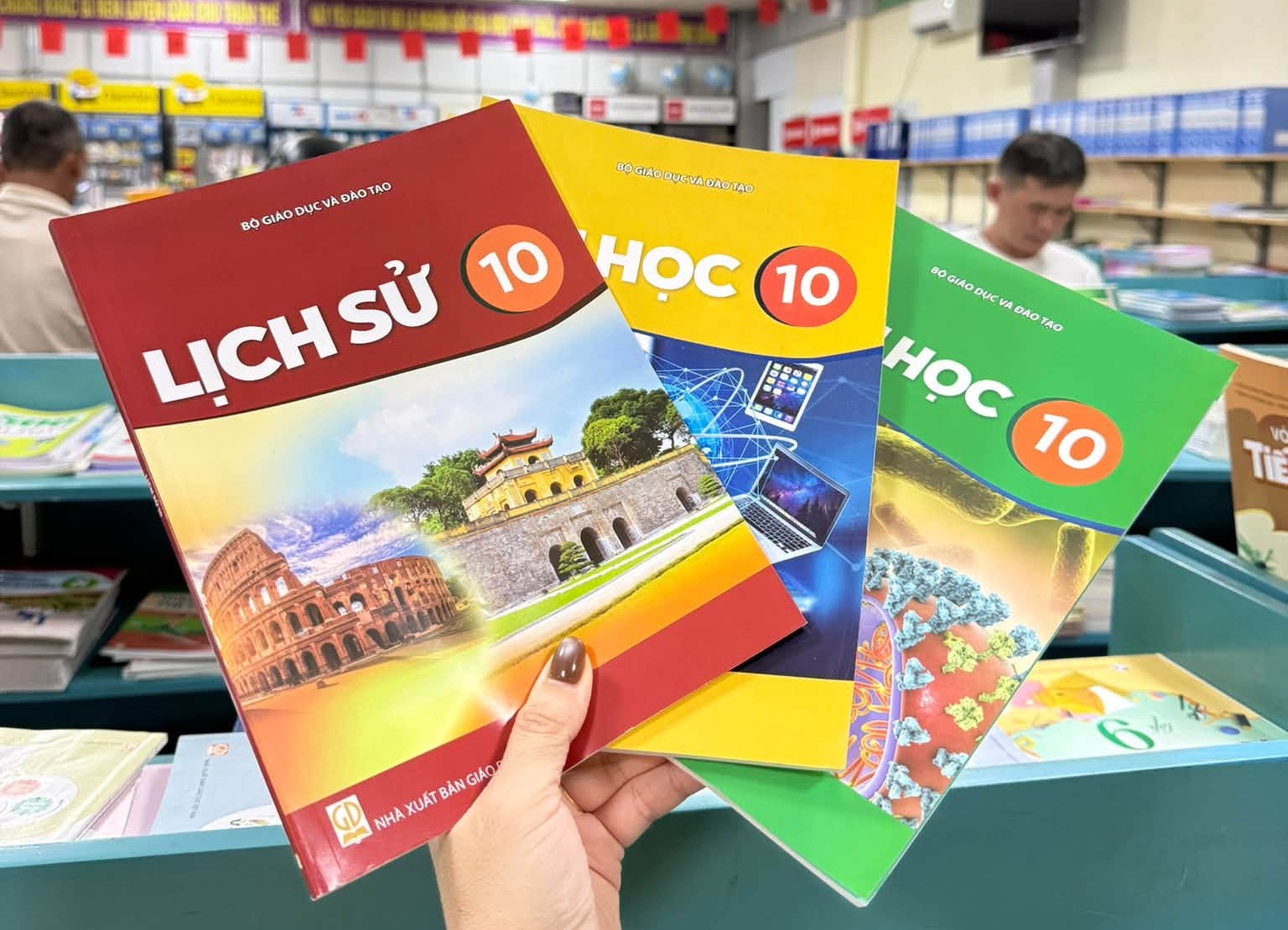 Thủ tướng chỉ đạo huy động tất cả nguồn lực, in ấn, cung ứng đủ sách giáo khoa