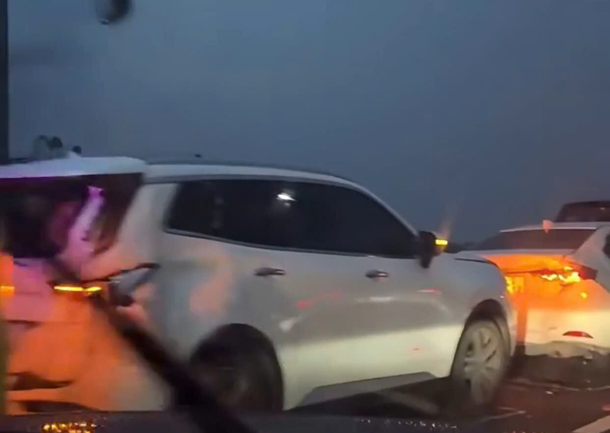 Cao tốc TP Hồ Chí Minh - Trung Lương ùn tắc 6 km sau vụ va chạm 5 ôtô