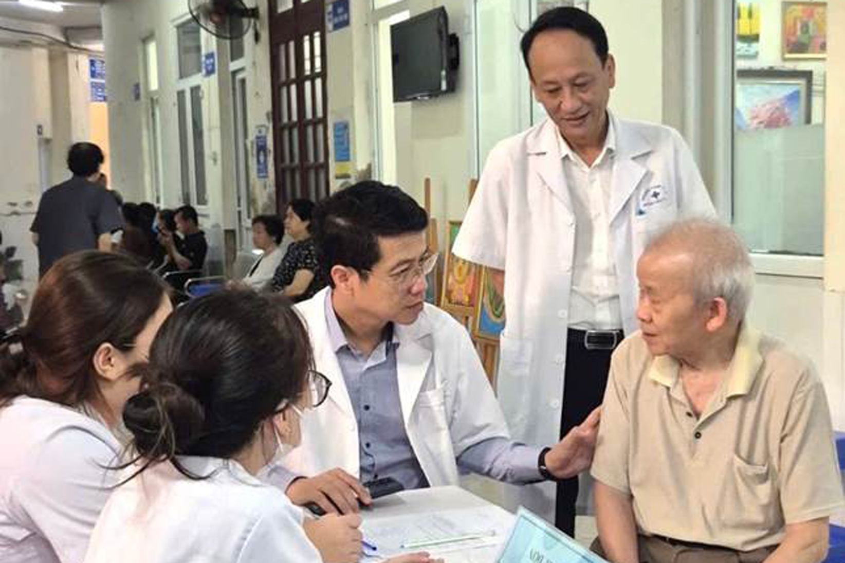 Từ mỗi lần khám sức khỏe định kì đến “sổ sức khỏe” của mỗi người dân