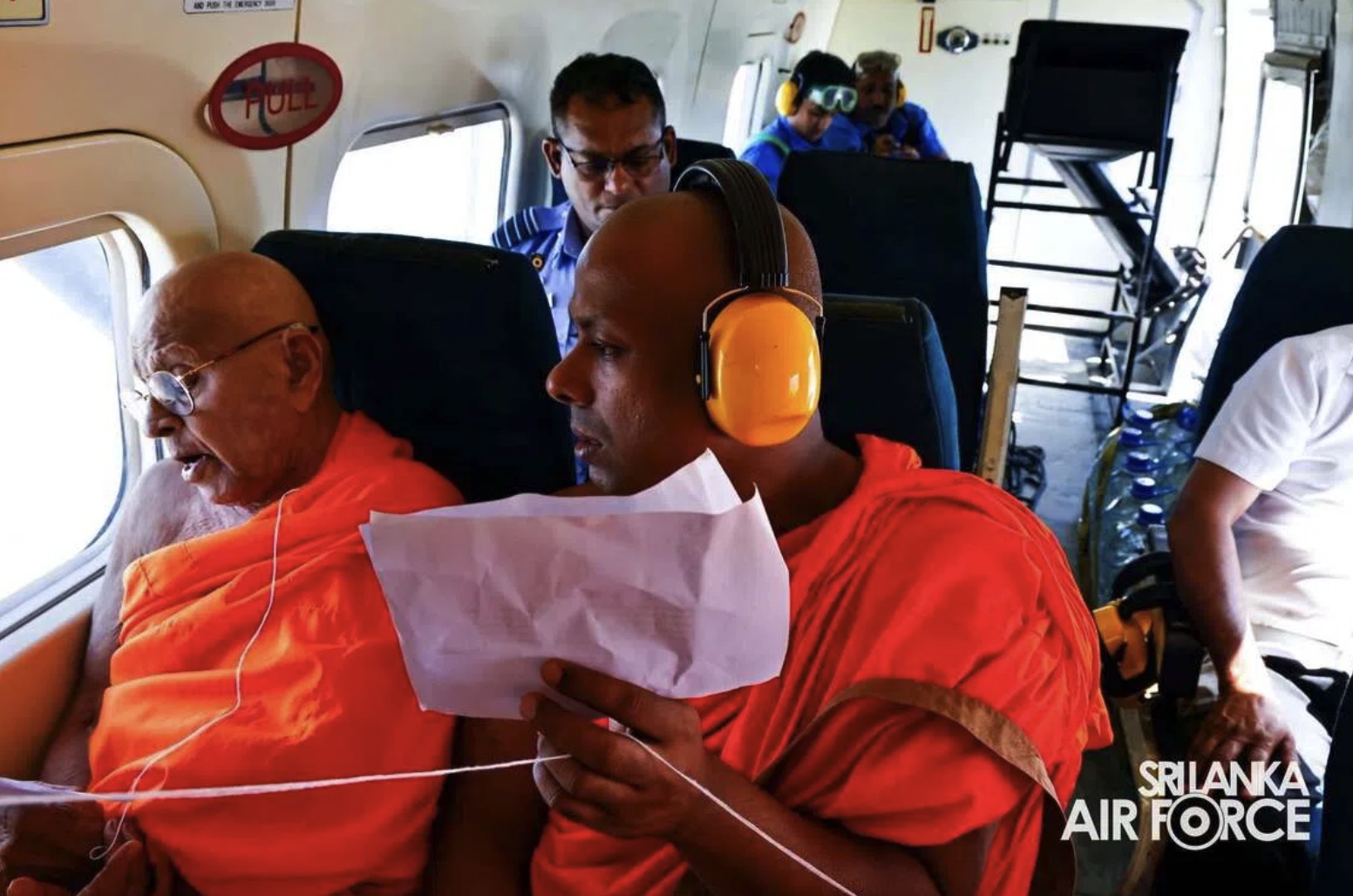 Hạn hán nghiêm trọng, Sri Lanka đưa các nhà sư lên máy bay cầu mưa