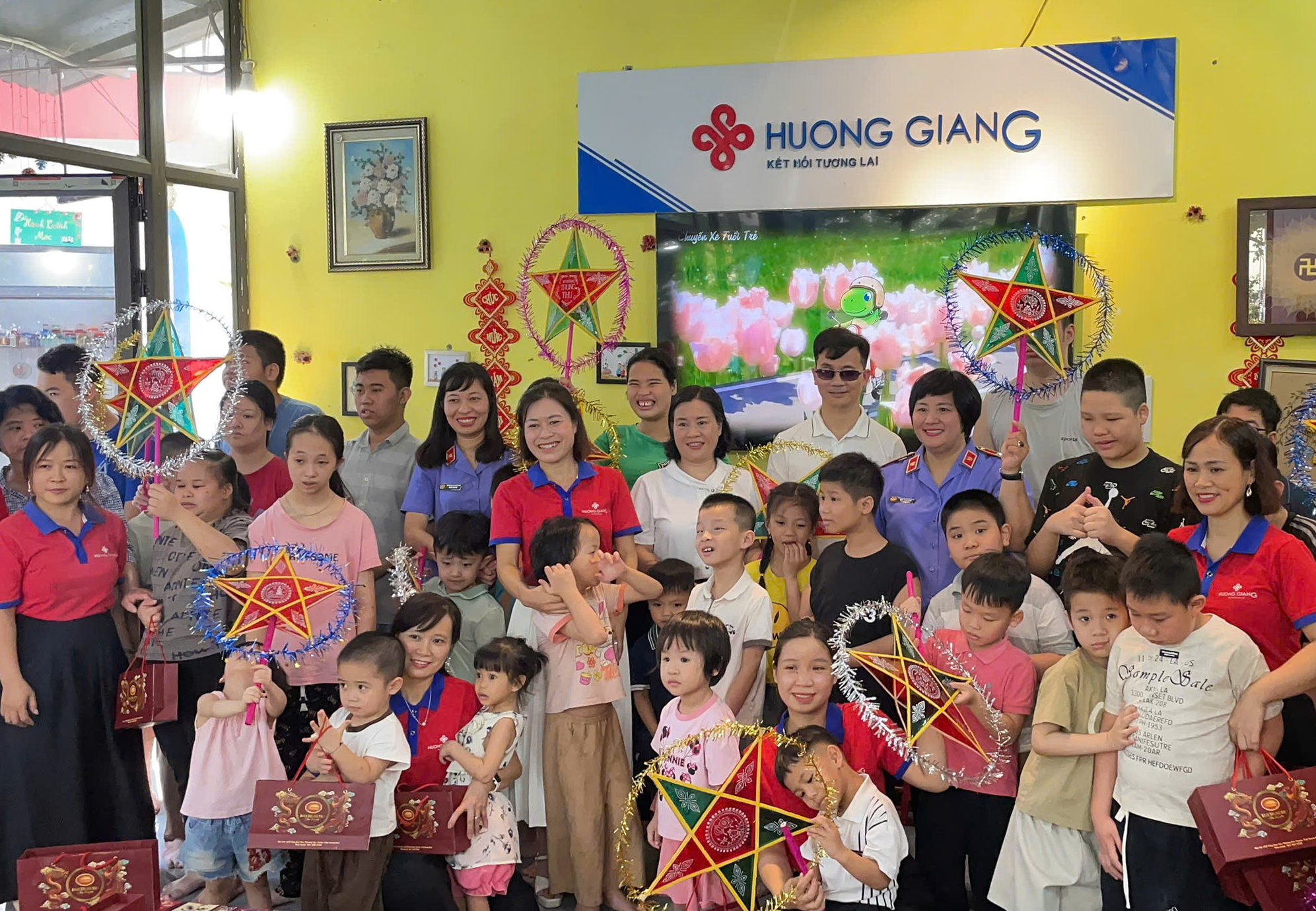 Vụ 12 - VKSND tối cao thăm, tặng quà Tết Trung thu tại Lào Cai