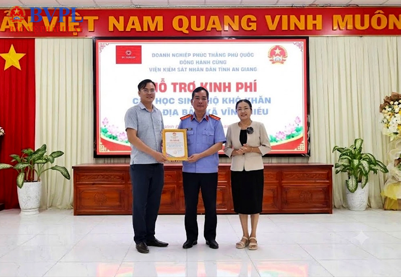 Trao 150 triệu đồng tiếp sức học sinh, hộ gia đình khó khăn tại xã Vĩnh Điều