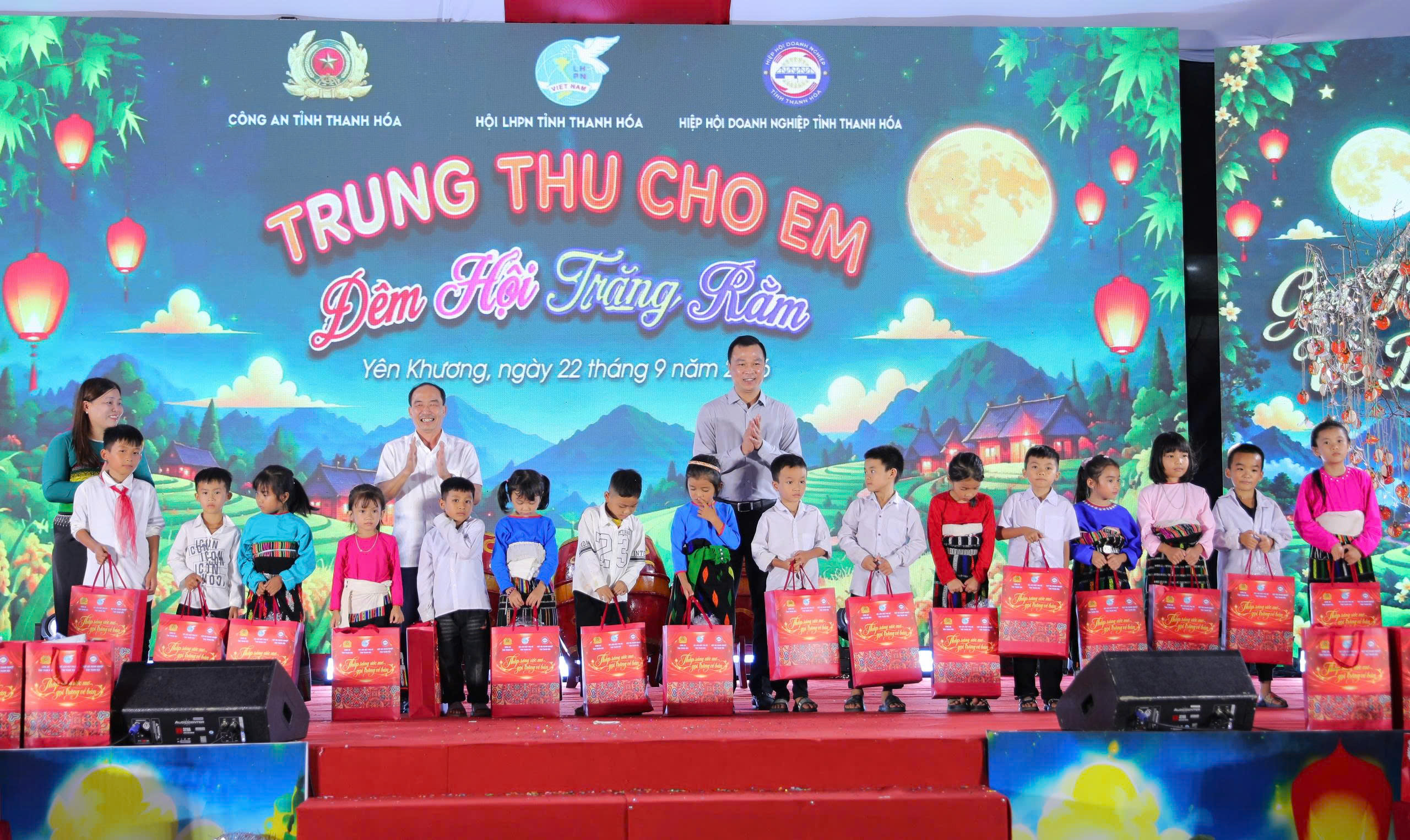 Mang Trung thu ấm áp đến với trẻ em vùng biên giới Yên Khương