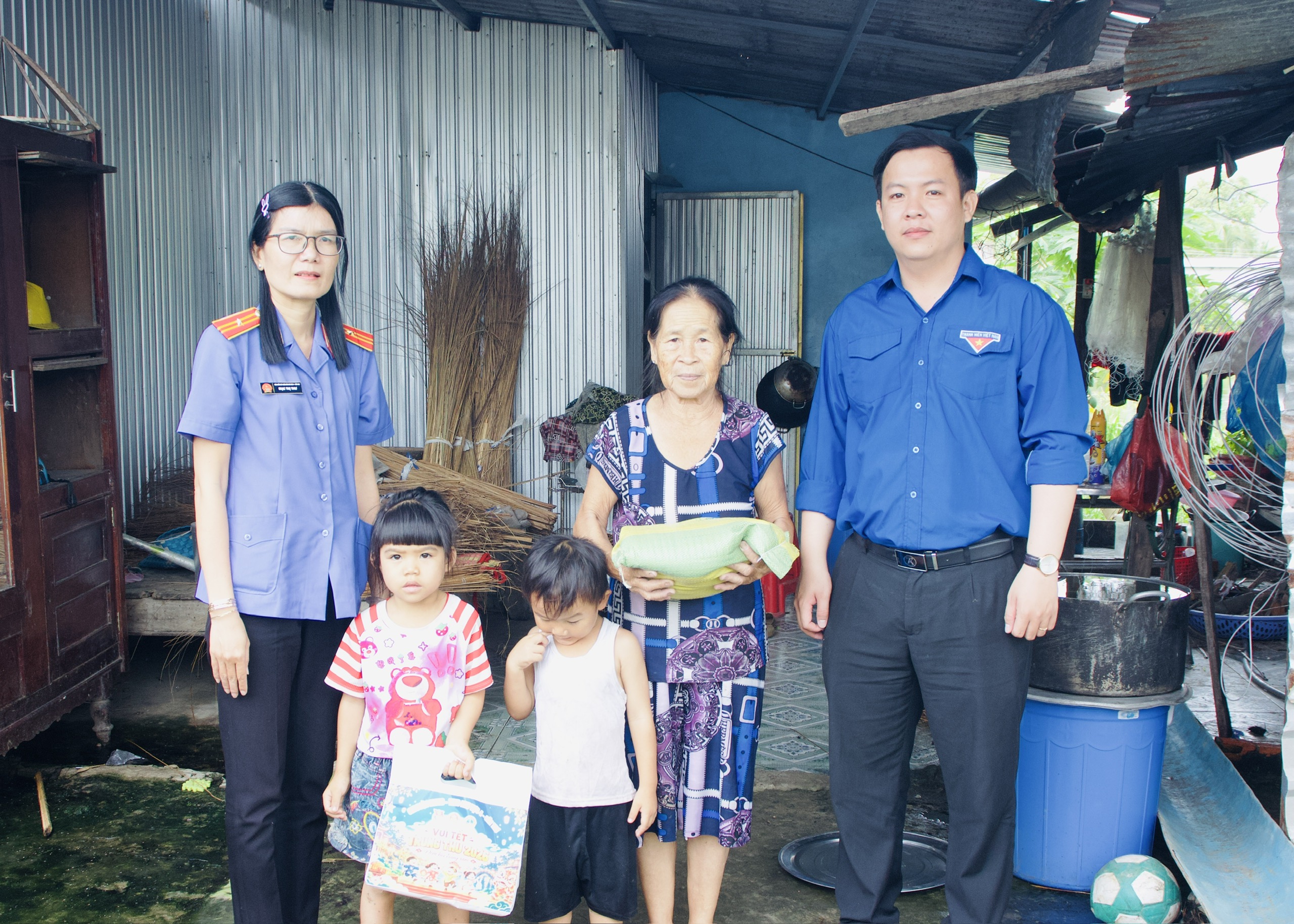 Tuổi trẻ VKSND và TAND khu vực 4, TP Cần Thơ mang “Trăng rằm” đến từng mái ấm
