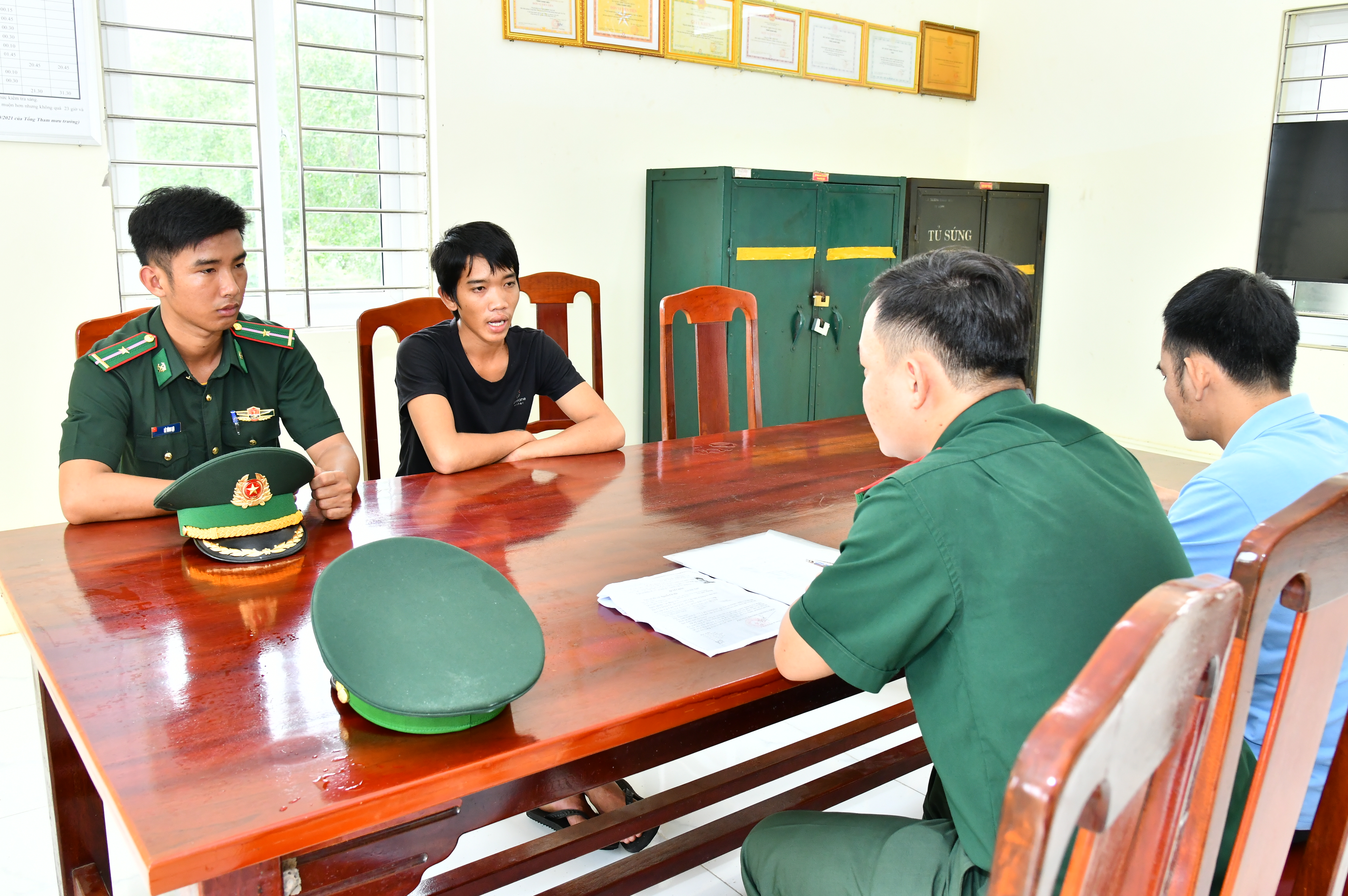 Vận động đối tượng bị truy nã ra đầu thú