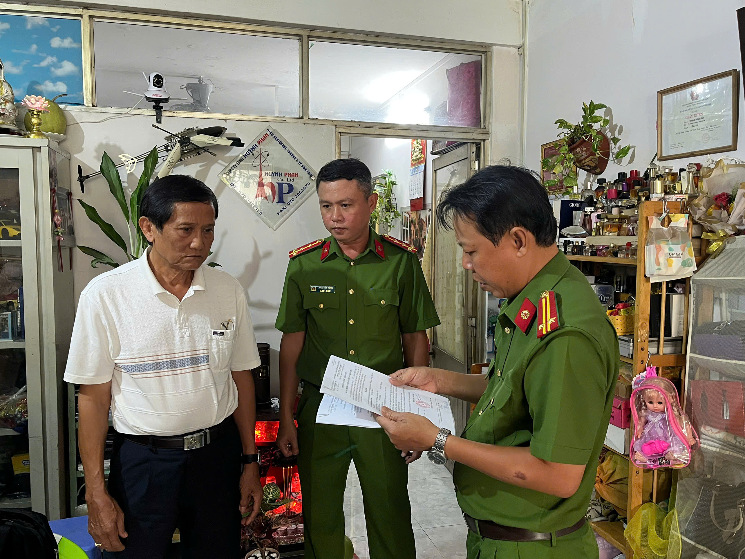 Khởi tố, bắt tạm giam bị can Làm giả, sử dụng tài liệu giả của cơ quan, tổ chức