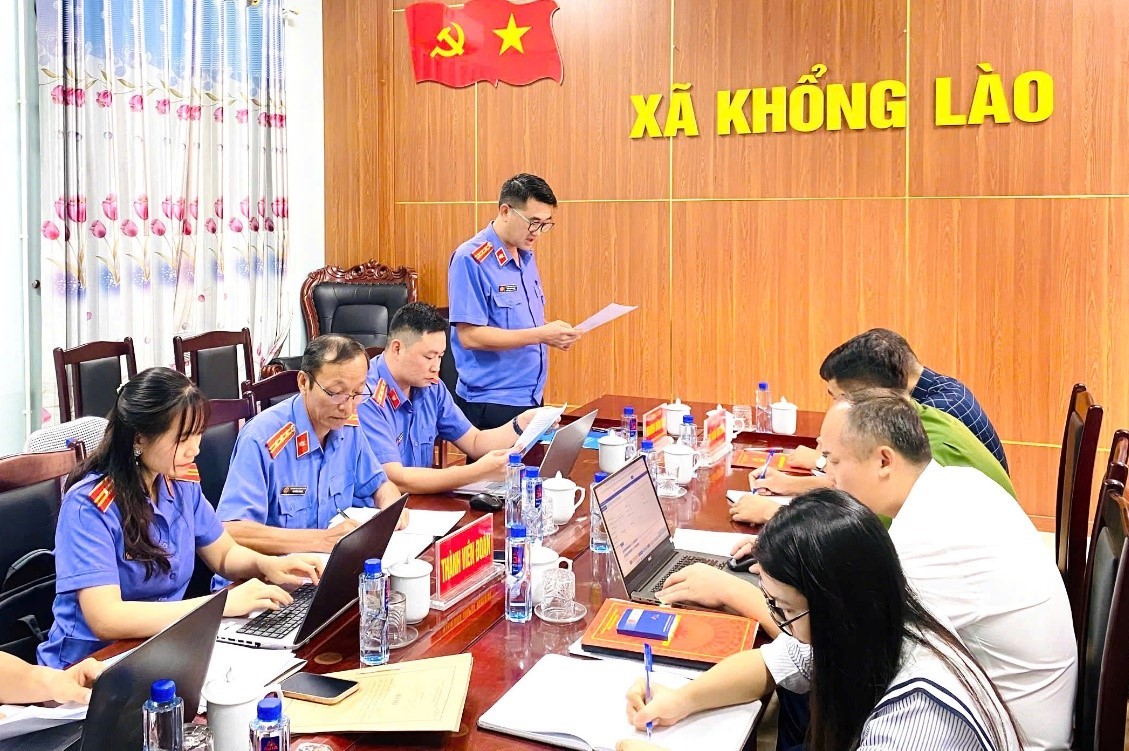 Trực tiếp kiểm sát việc thi hành biện pháp cấm đi khỏi nơi cư trú
