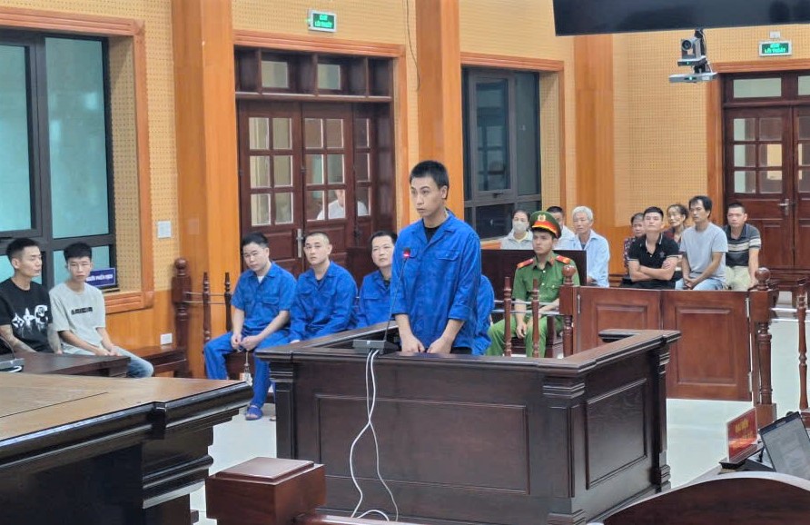 Nhóm nhân viên, bảo vệ trộm tài sản của công ty may mặc lĩnh án