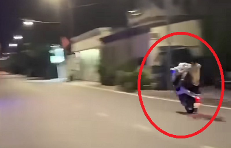 Từ clip “bốc đầu” xe máy trên mạng, Công an xác minh thiếu niên vi phạm