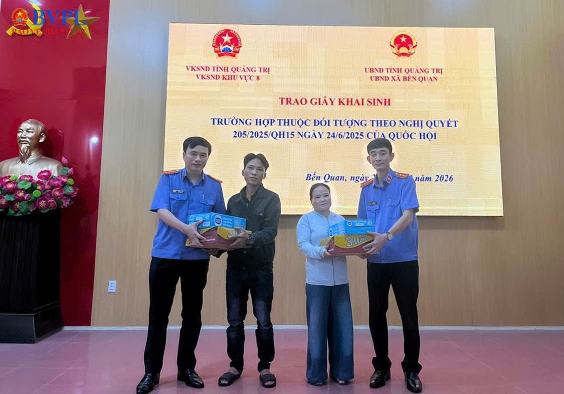 VKSND khu vực 8 trao Giấy khai sinh cho trẻ em dân tộc thiểu số