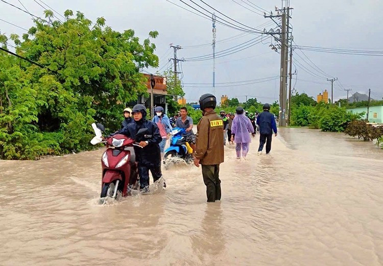 Mưa lớn từ Thanh Hóa đến Bắc Quảng Trị, cảnh báo nguy cơ lốc xoáy