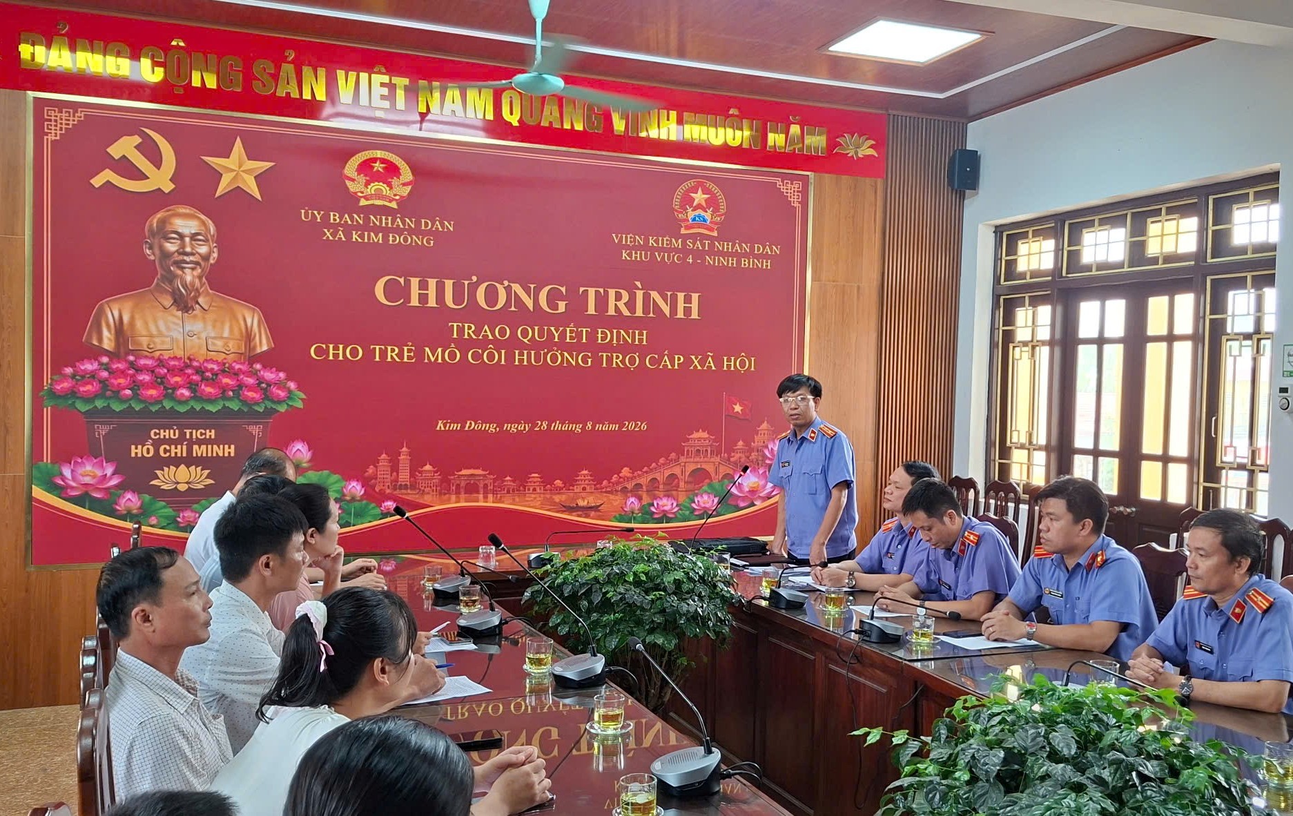 VKSND khu vực 4, tỉnh Ninh Bình phối hợp trao Quyết định hưởng trợ cấp cho trẻ mồ côi