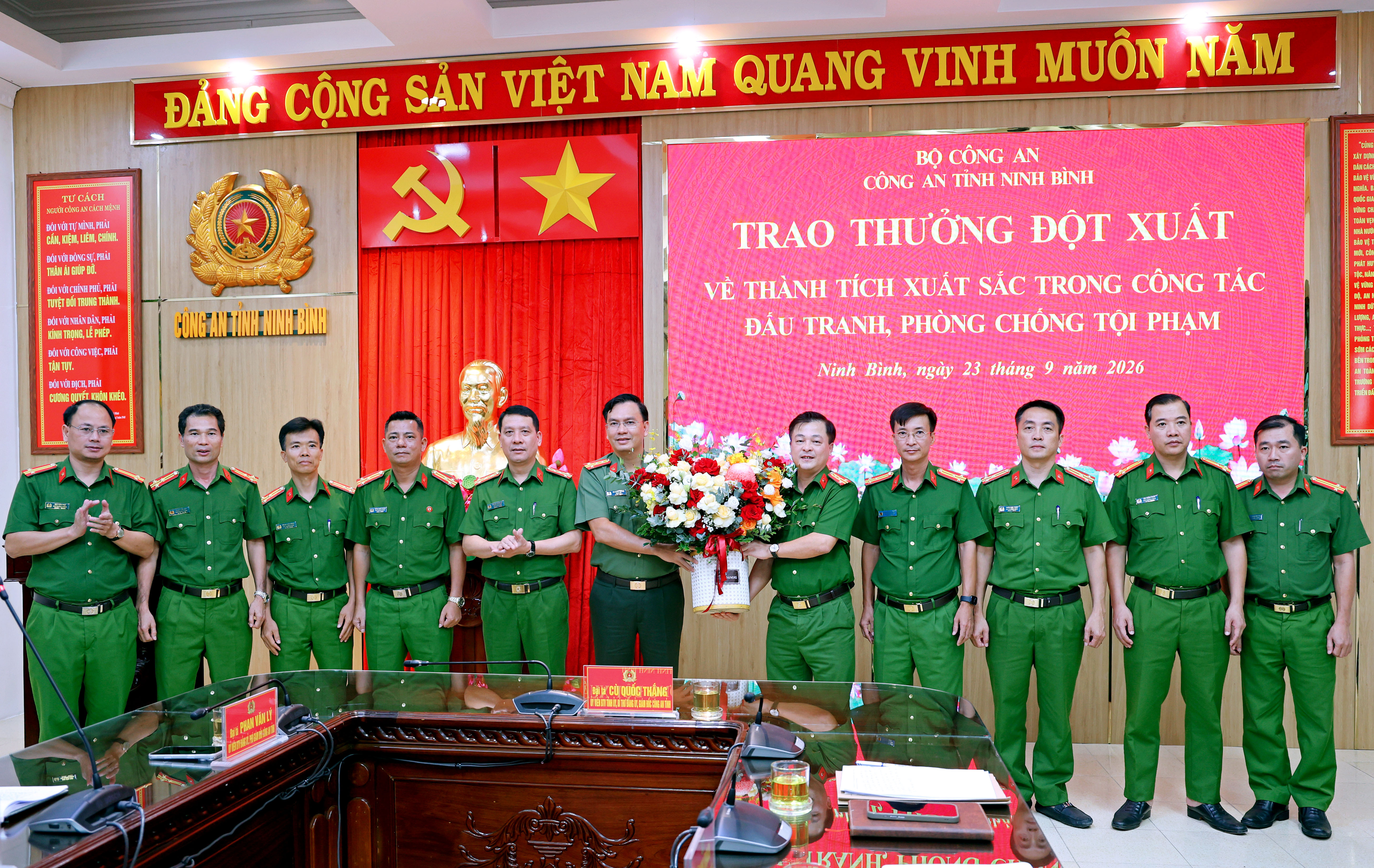 Công an tỉnh Ninh Bình trao thưởng đột xuất cho Phòng Cảnh sát điều tra tội phạm về ma túy