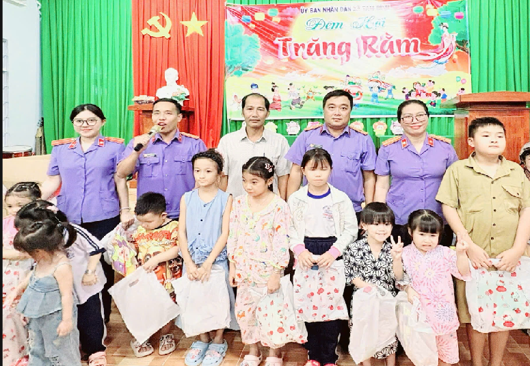 Tuyên truyền Nghị quyết 205 gắn với chăm lo Tết Trung thu cho thiếu nhi