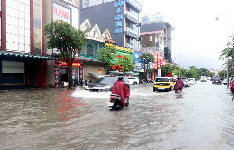 Nghệ An đến Bắc Quảng Trị mưa lớn, nhiều vùng biển dông mạnh