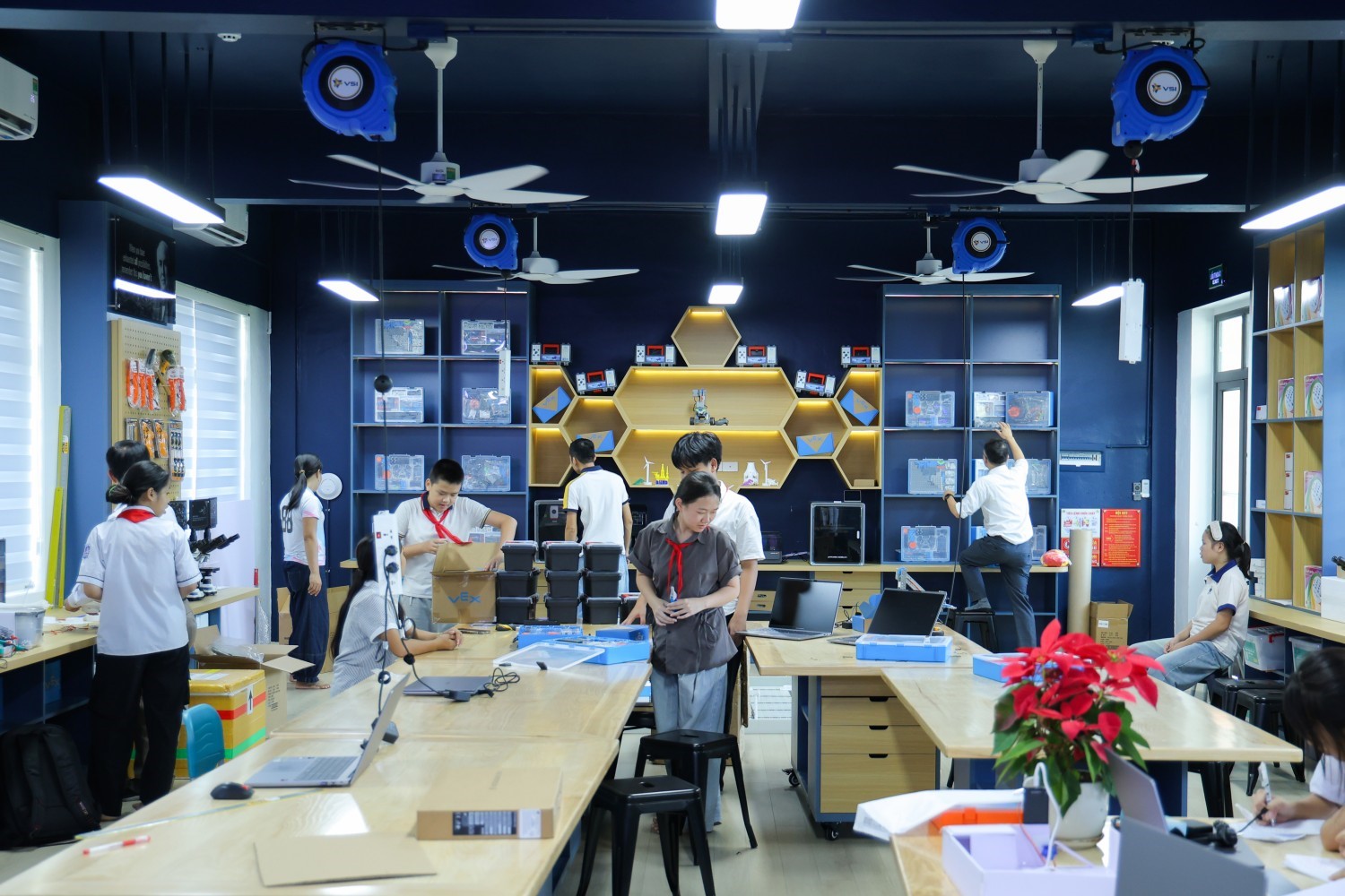 Từ phòng STEM đến những ước mơ xanh nơi vùng biên