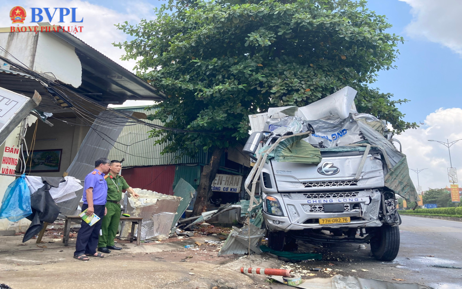 Kiểm sát khám nghiệm vụ tai nạn liên hoàn làm 5 người thương vong trên Quốc lộ 1A