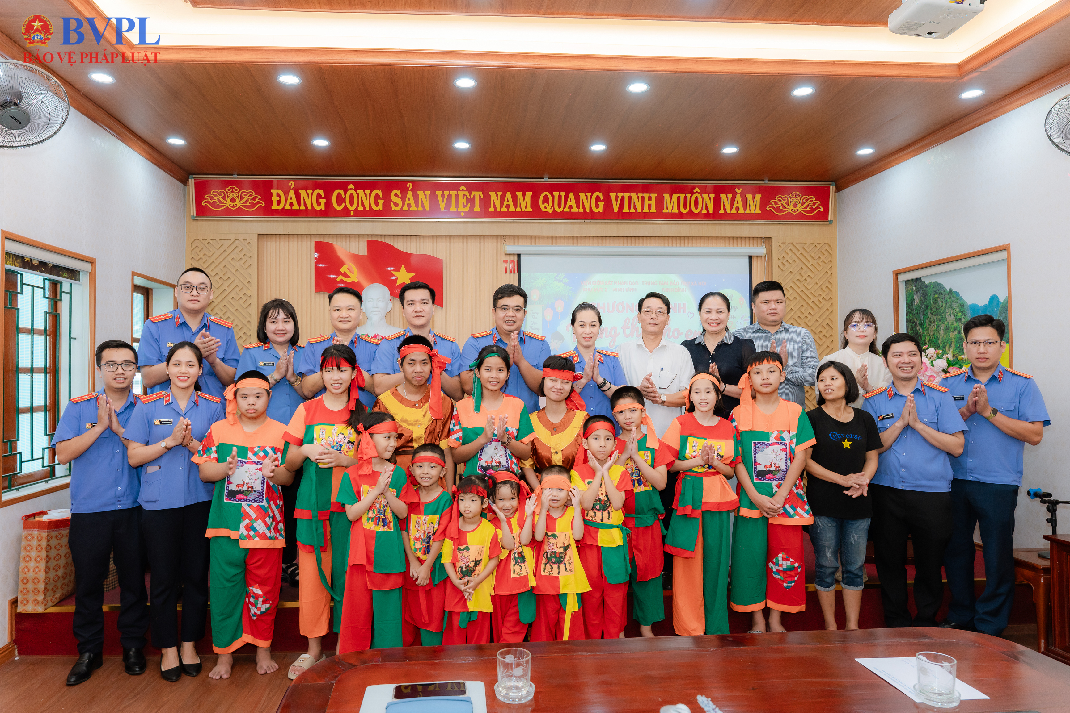 VKSND khu vực 2 thăm, tặng quà tại Trung tâm Bảo trợ xã hội Ninh Bình