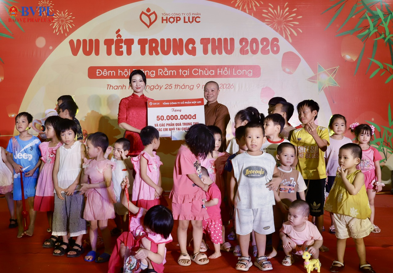 Đêm trăng ấm áp của các em nhỏ mồ côi tại chùa Hồi Long
