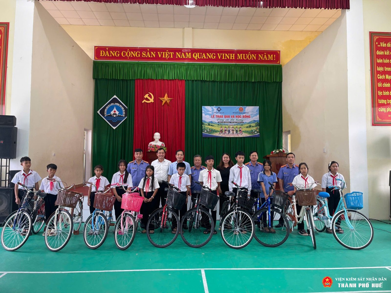 VKSND TP Huế tặng xe đạp, tiếp sức học sinh vùng cao đến trường