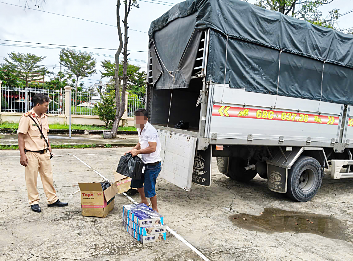 Phát hiện, bắt giữ xe ôtô tải vận chuyển 900 bao thuốc lá lậu