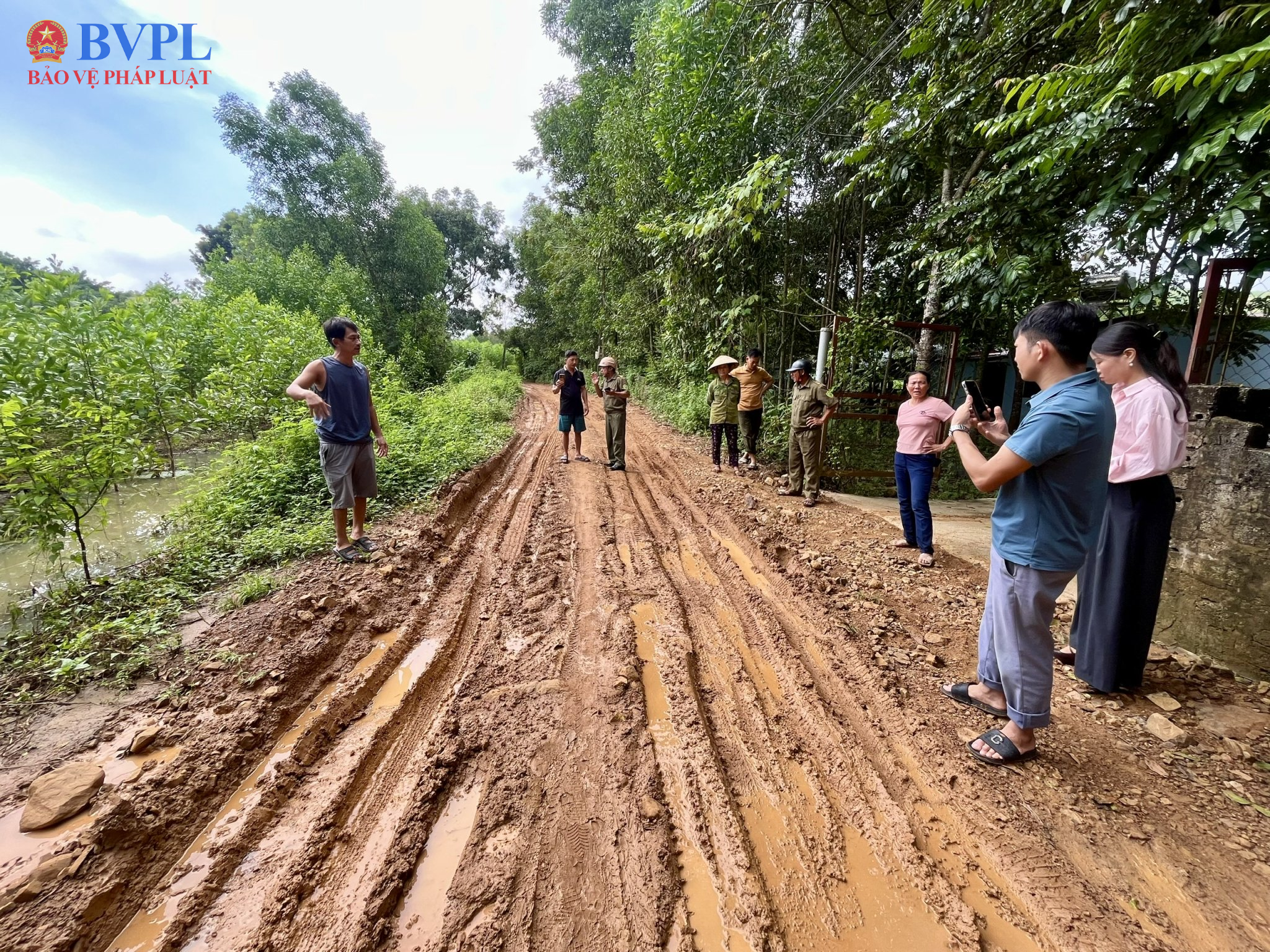 Hàng trăm hộ dân hàng ngày “đánh vật” trên con đường đau khổ