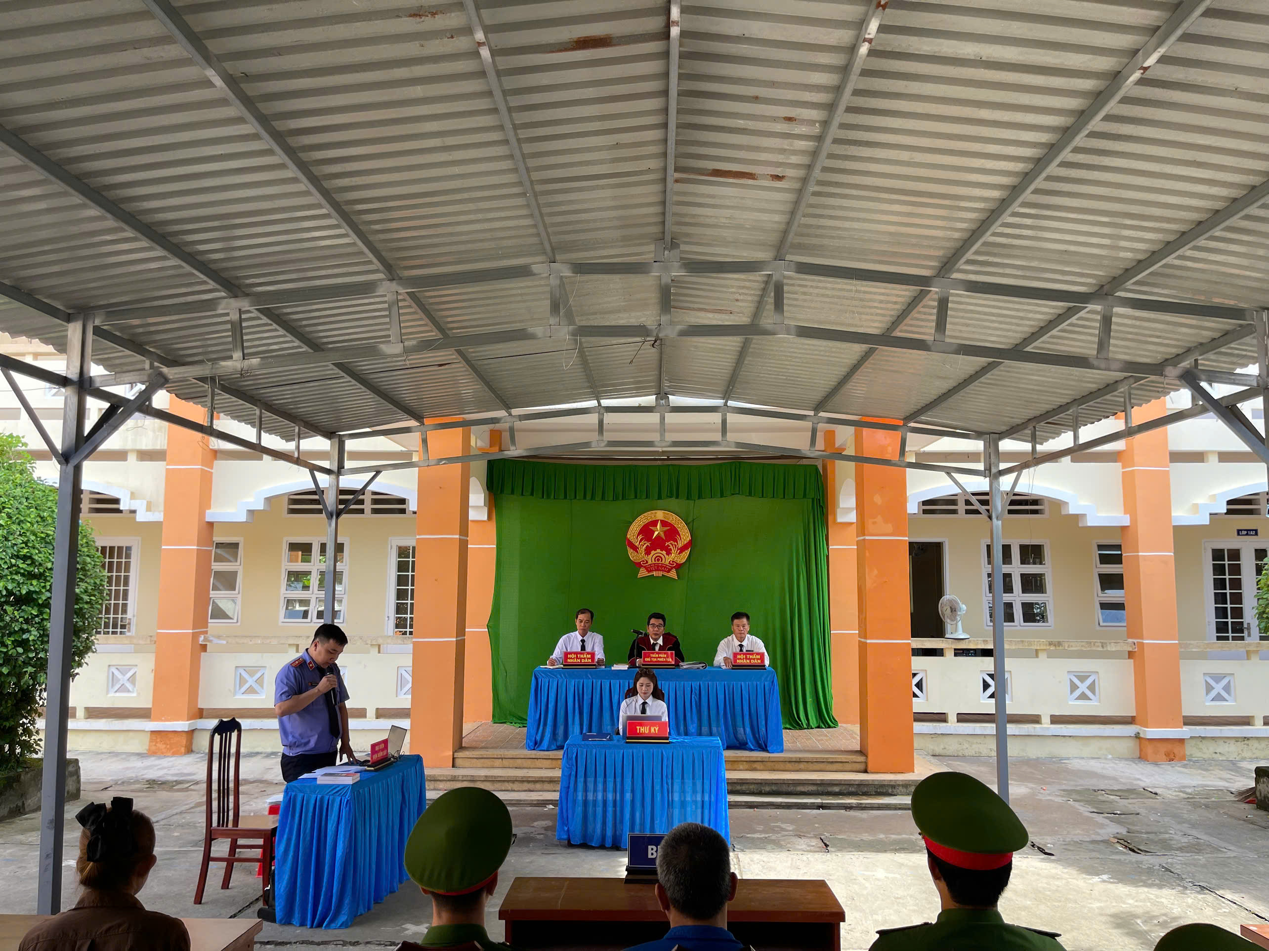 Lãnh 2 năm tù vì hành hung cán bộ Công an