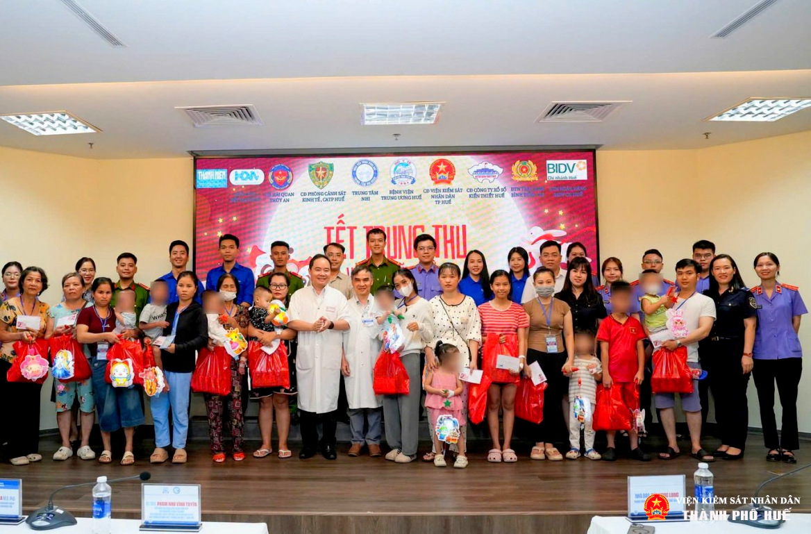 Tuổi trẻ VKSND TP Huế mang Trung thu ấm áp đến trẻ em khó khăn