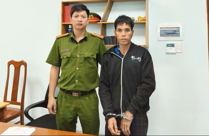Con say rượu đổ xăng đốt nhà khiến cha tử vong