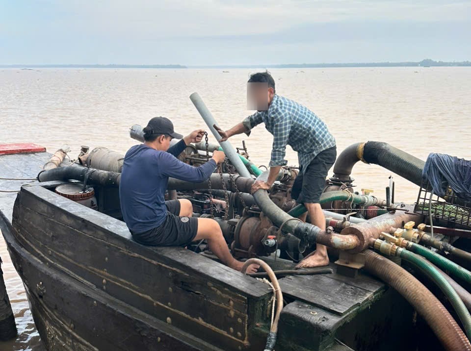 Phát hiện, xử lý 2 phương tiện tàng trữ cát trái phép trên sông Hàm Luông