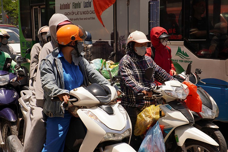 Bắc Bộ nắng nóng, Nam Bộ mưa dông