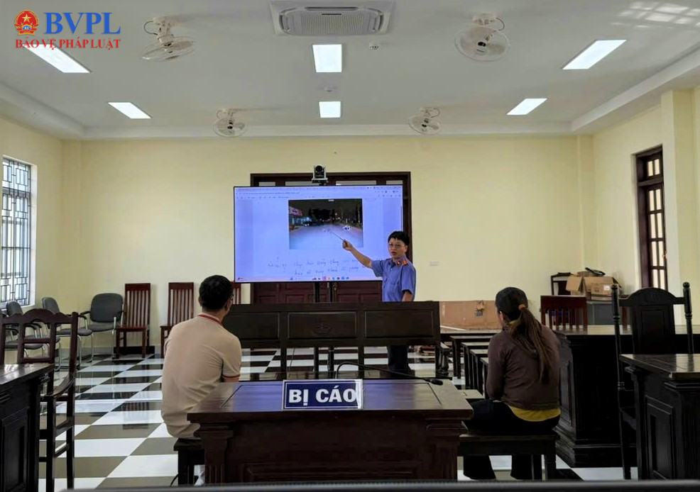 Kiểm sát viên trình chiếu chứng cứ làm rõ nguyên nhân tai nạn giao thông