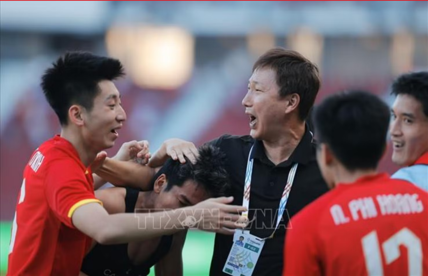 Tuyển Việt Nam - Tuyển Thái Lan ‘Ma thuật’ của HLV Kim Sang-sik