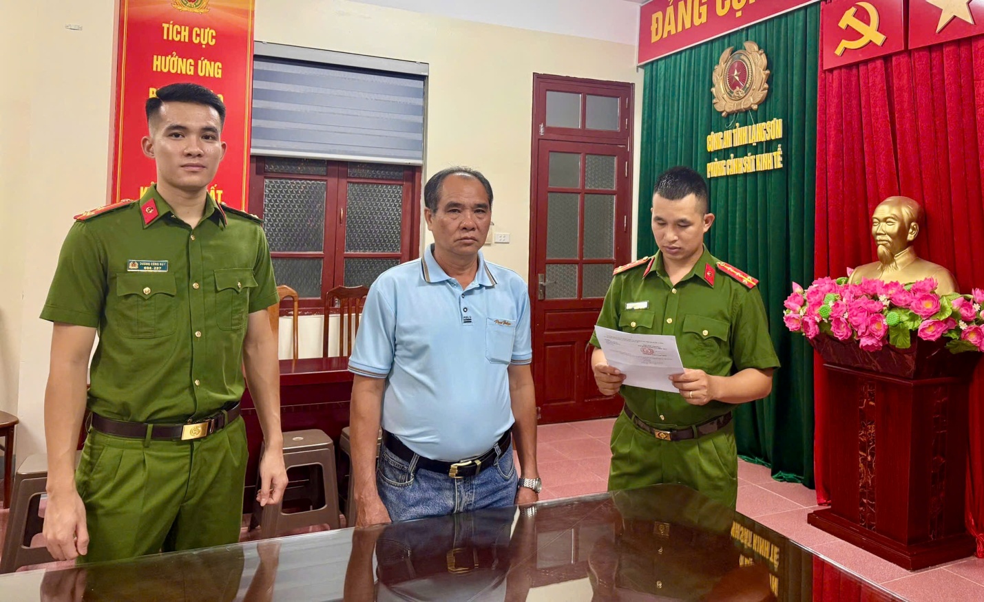 Phê chuẩn khởi tố 2 bị can liên quan hơn 126 tấn chất thải xây dựng