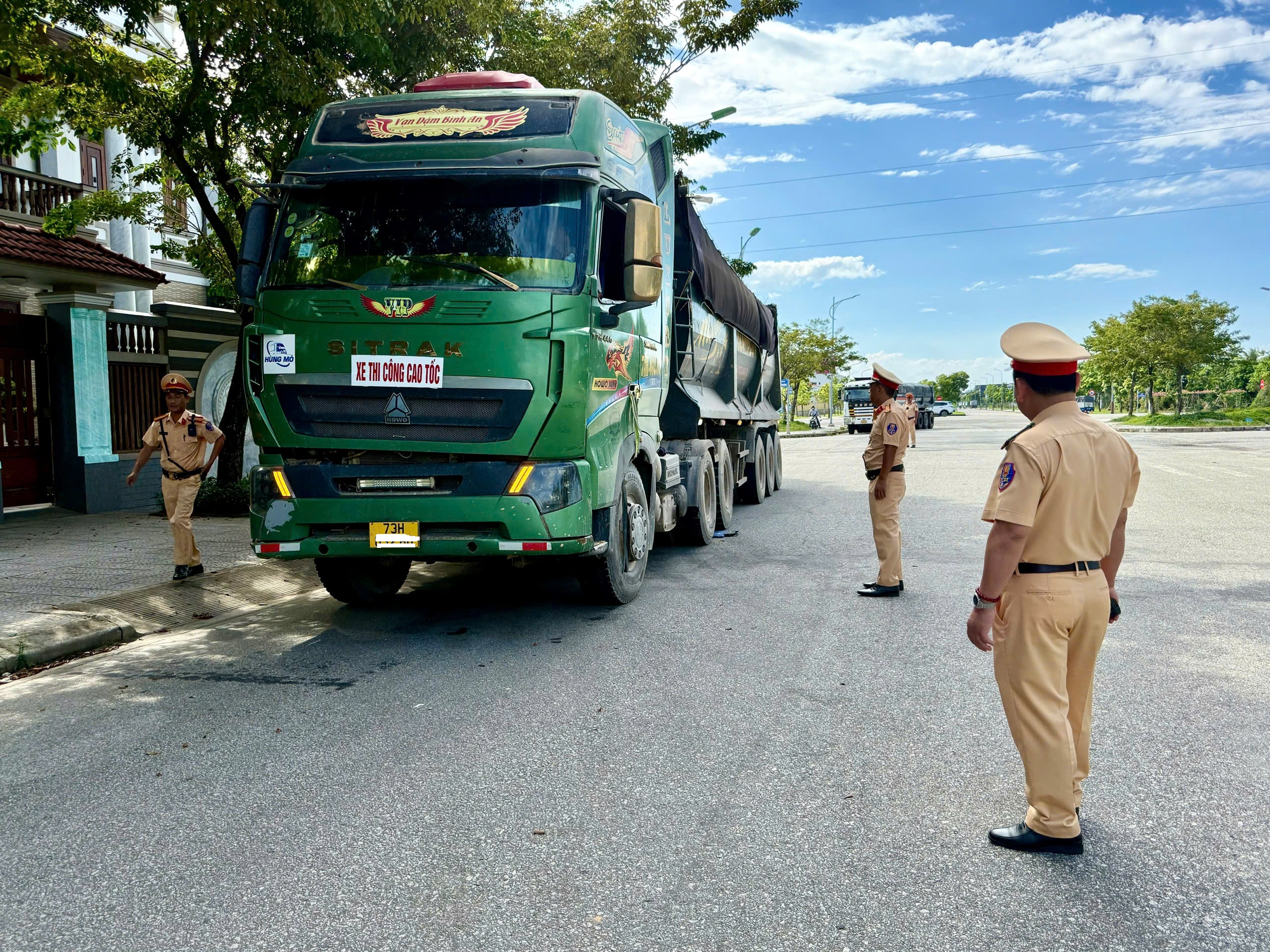 Huế phát hiện 30 lỗi vi phạm trong ngày đầu ra quân kiểm tra xe quá khổ, quá tải