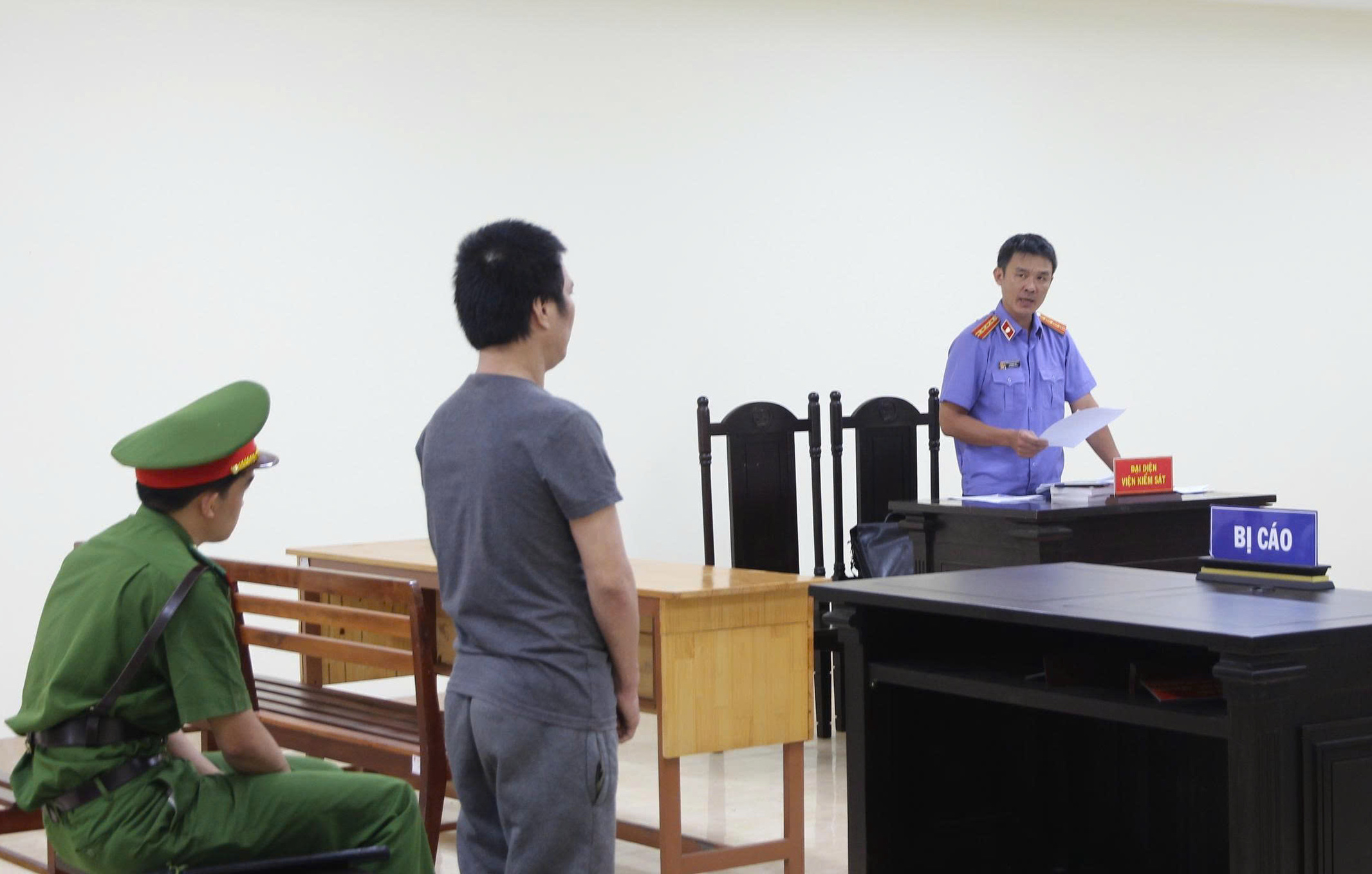 Lãnh án 13 năm tù vì đốt nhà, ép con gái chết chung