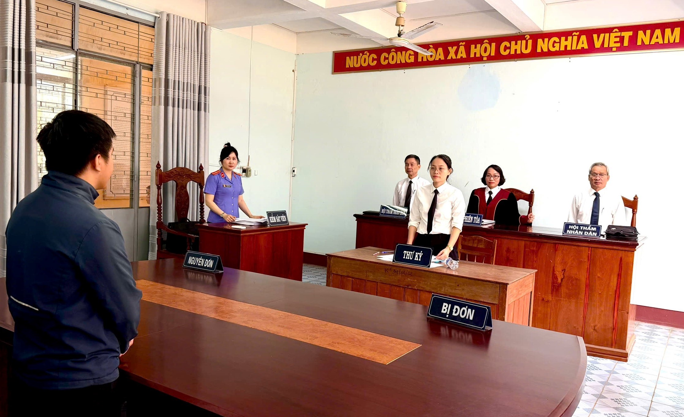 Viện kiểm sát khởi kiện và kiểm sát xét xử vụ án dân sự công ích