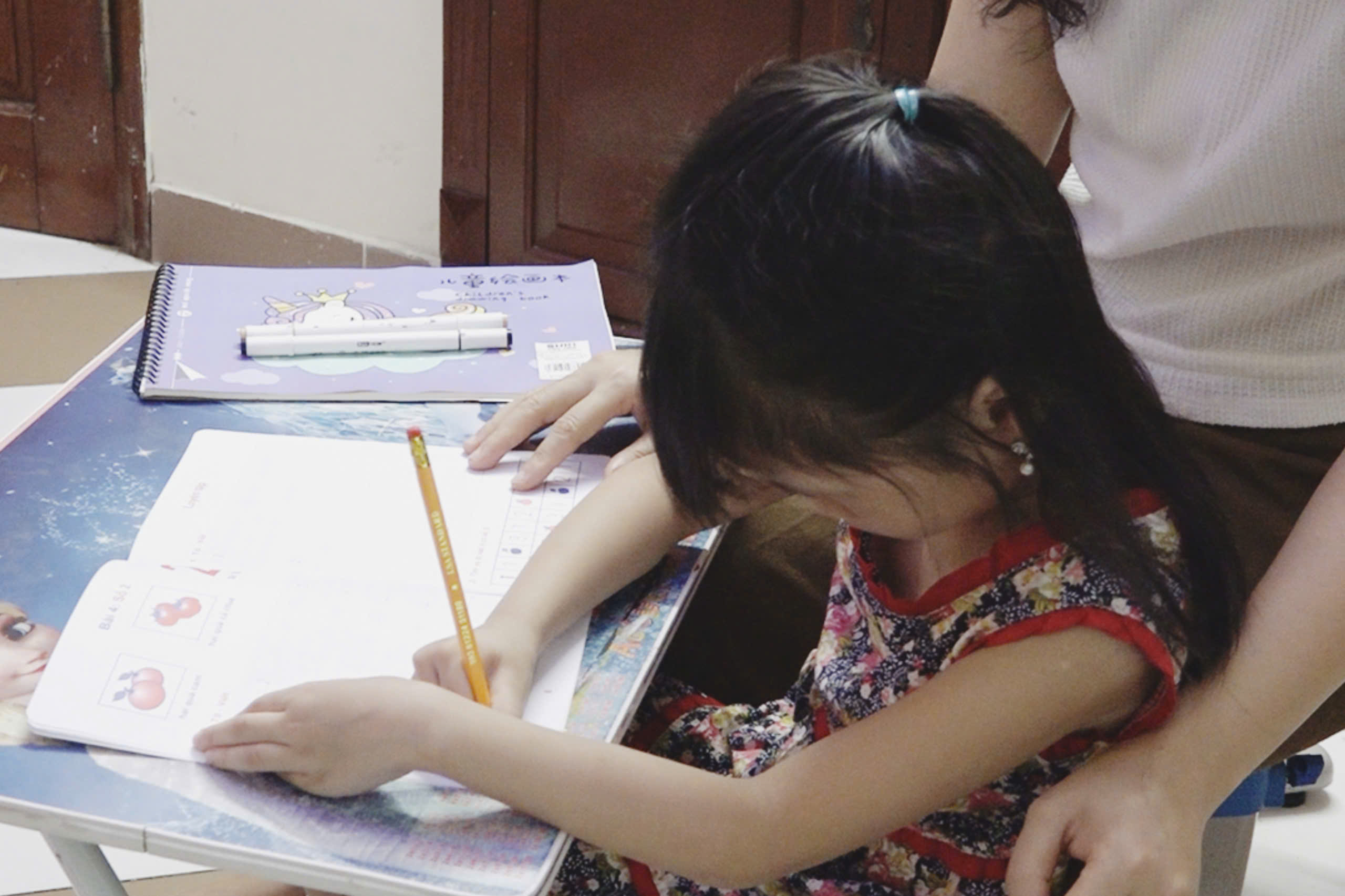 Sau giờ học ở trường, áp lực vẫn theo trẻ về nhà