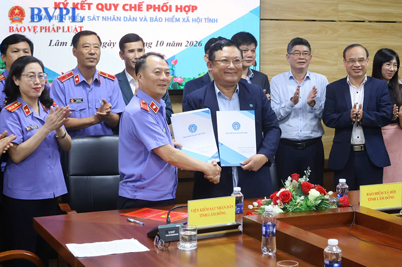 VKSND và BHXH tỉnh Lâm Đồng ký quy chế phối hợp bảo vệ quyền lợi người tham gia bảo hiểm