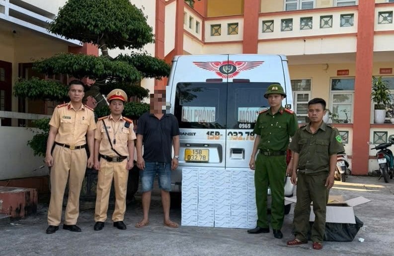 Phát hiện xe khách chở 1 000 lọ hàng nhãn hiệu nước ngoài không rõ nguồn gốc