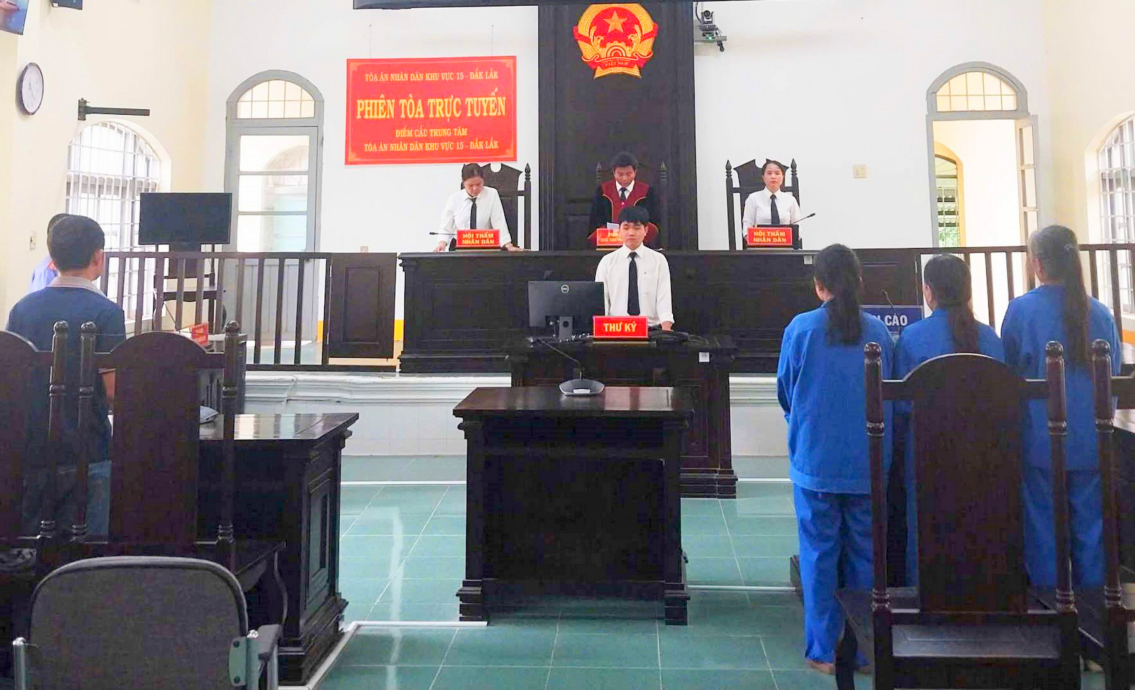 Ba bị cáo lĩnh tổng cộng 13 năm 6 tháng tù vì chứa chấp, môi giới mại dâm